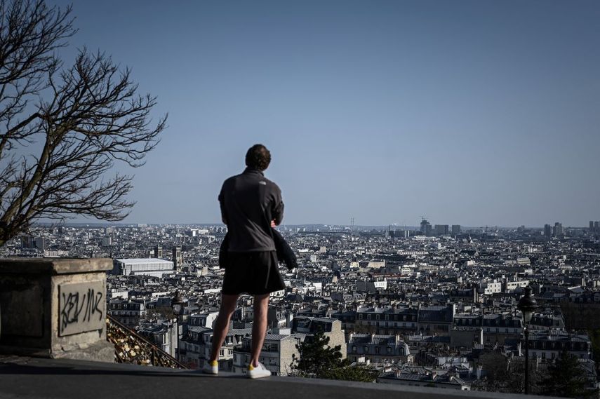 Un hombre observa el panorama desolador en el distrito turístico de Montmartre en Paris, Francia, el 31 de marzo de 2020