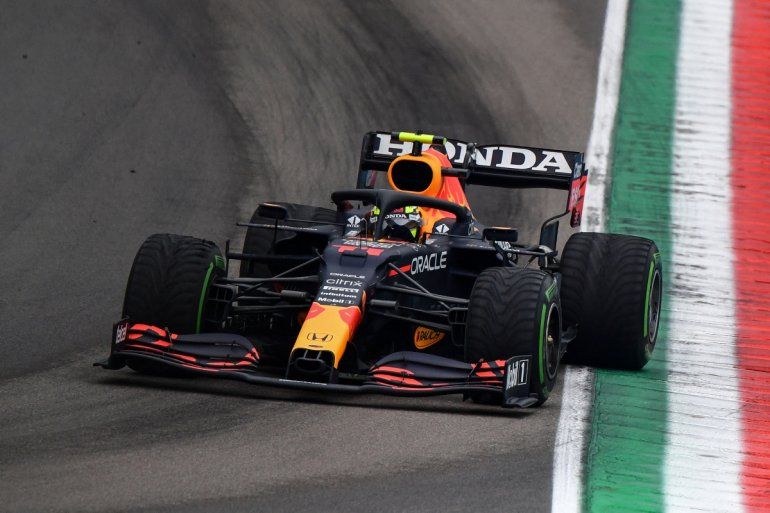 El piloto mexicano de Red Bull, Sergio P&eacute;rez, conduce durante el Gran Premio de F&oacute;rmula 1 de Emilia Romagna en el Autodromo Internazionale Enzo e Dino Ferrari en Imola, Italia, el 18 de abril de 2021. &nbsp; &nbsp;