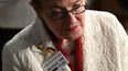 La representante estadounidense Marcy Kaptur, demócrata por Ohio, lleva un distintivo con el lema Apoya a los supervivientes, publica los archivos a su llegada para el discurso sobre el Estado de la Unión del presidente de EE. UU., Donald Trump, en el hemiciclo de la Cámara de Representantes, en el Capitolio de Washington D. C., el 24 de febrero de 2026