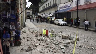 Una zona es acordonada luego de que un edificio result&oacute; da&ntilde;ado por un sismo en Oaxaca, M&eacute;xico, el martes 23 de junio de 2020.&nbsp;