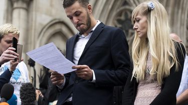 Los padres del&nbsp;bebé&nbsp;británico Charlie&nbsp;Gard, Connie Yates (d) y Chris Gard (i), a su salida del Tribunal Supremo en Londres, Reino Unido, el 24 de julio de 2017.&nbsp;
