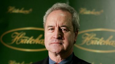 John Banville posa frente a una libería de Londres. (AP)