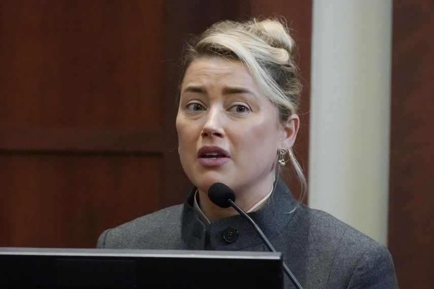 Amber Heard testifica en el Tribunal de Circuito del Condado de Fairfax, en Fairfax, Virginia, el jueves 5 de mayo de 2022. Jurado ve fotos de cara hinchada de la actriz tras riña con Depp.