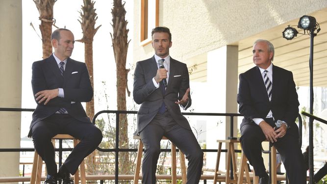 Hace cinco años empezaron la búsqueda y negociaciones del grupo Beckham con Miami-Dade para construir un estadio. En la foto, entre otros, el exfutbolista (centro) y el alcalde del Condado Carlos Gimenez, cuando hicieron el anuncio, en febrero de 2014, de que la franquicia de la MLS tendría equipo de fútbol en Miami.&nbsp;
