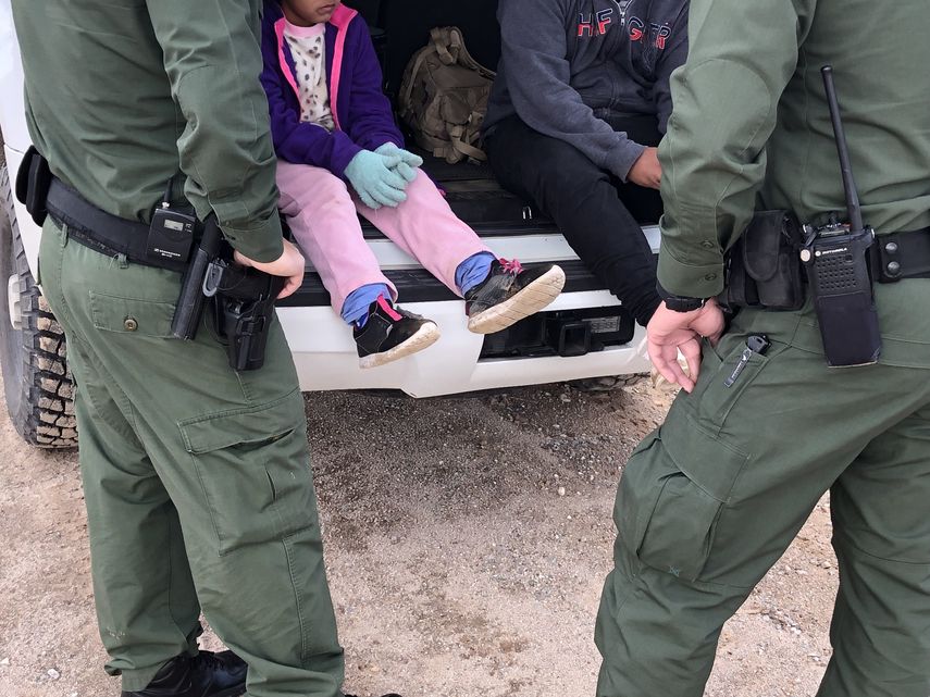 Fotografía del 22 de febrero donde aparecen dos agentes de la Patrulla Fronteriza mientras atienden a unos niños en un punto del área conocido como Quitobaquito, en la frontera de Arizona con México (EEUU). 