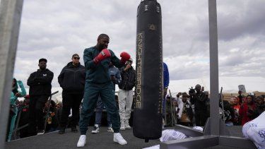 El exboxeador estadounidense Floyd Mayweather ofrece una exhibición en Harare, Zimbabue, el jueveas 13 de julio de 2023 