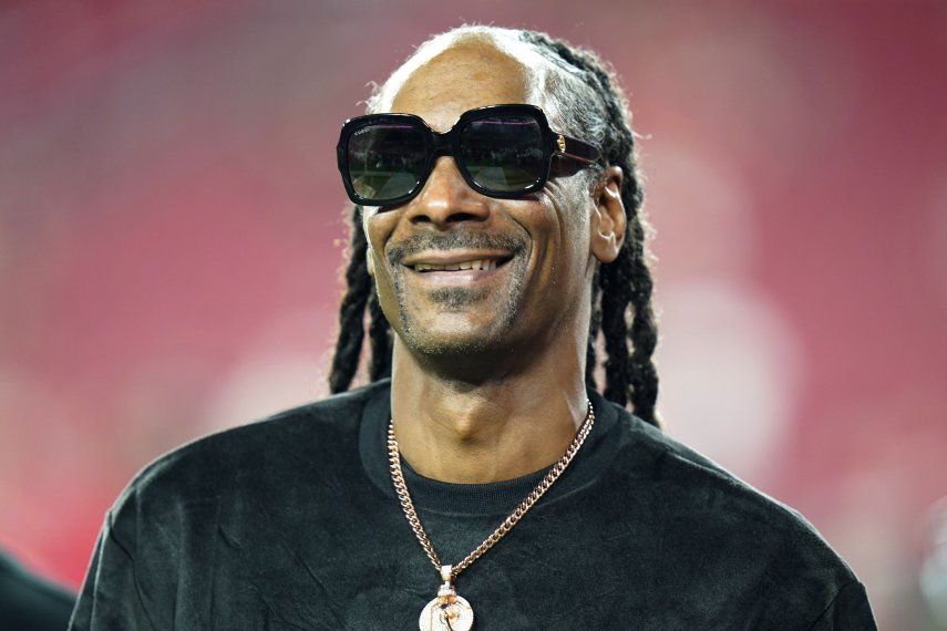 Snoop Dogg camina en el campo antes del partido de la NFL entre los Buccaneers de Tampa Bay y los Saints de Nueva Orleans el 19 de diciembre de 2021 en Tampa, Florida.