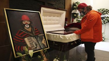 Ricardo Gonzalez Jr. se despide de su fallecido padre Ricardo González Gutiérrez, el legendario payaso conocido como Cepillín, en una funeraria en Tlalnepantla de Baz, en el Estado de México, el martes 9 de marzo de 2021. Familiares y amigos se despidieron del artista mexicano.