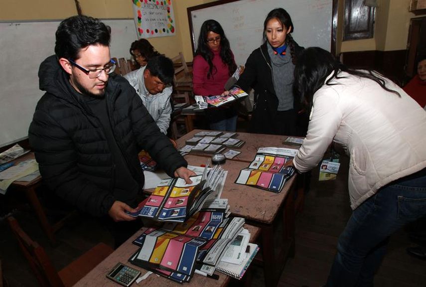 Jurados electorales inician el escrutinio, al cerrar las mesas de votación tras una jornada de ocho horas para elegir a nueve gobernadores y 339 alcaldes durante los comicios regionales y municipales, en La Paz  (EFE)