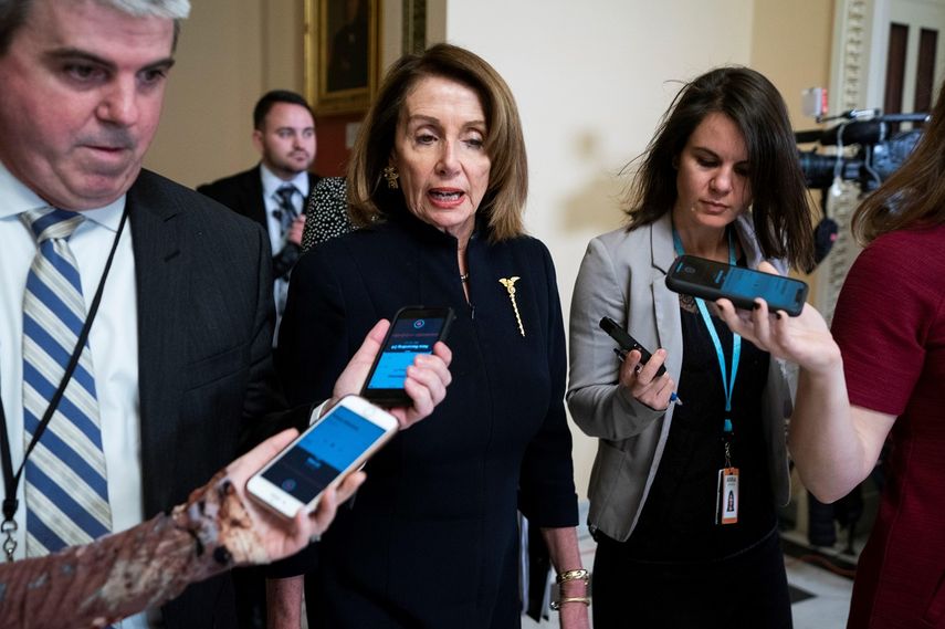 La presidenta de la Cámara de Representantes, la demócrata Nancy Pelosi (cen.), habla con la prensa previo a la votación de un proyecto de ley de presupuesto del Gobierno federal.