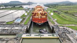 El buque portacontenedores MSC Marie transitando por el Canal de Panamá en Panamá.