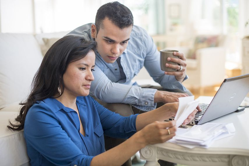 Clientes hispanos leen los beneficios bancarios.