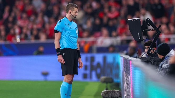 El árbitro Glenn Nyberg revisa el VAR antes de otorgar un penalti al Benfica durante el partido de vuelta de los playoffs de la fase eliminatoria de la UEFA Champions League entre el SL Benfica y el AS Monaco en el estadio de la Luz en Lisboa el 18 de febrero de 2025. 