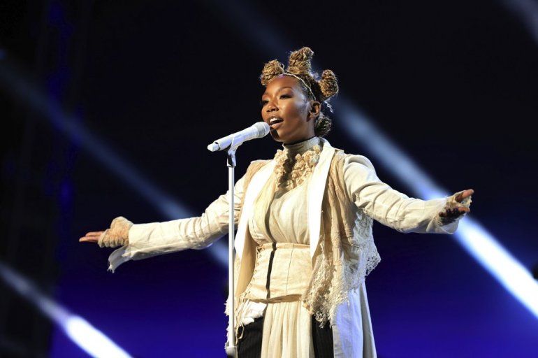 En esta imagen publicada por NBC, Brandy se presenta en los Billboard Music Awards el 14 de octubre de 2020 en el Dolby Theatre de Los Ángeles.