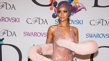 Rihanna asistió al evento y captó la mirada de los asistentes. Fotos: AP