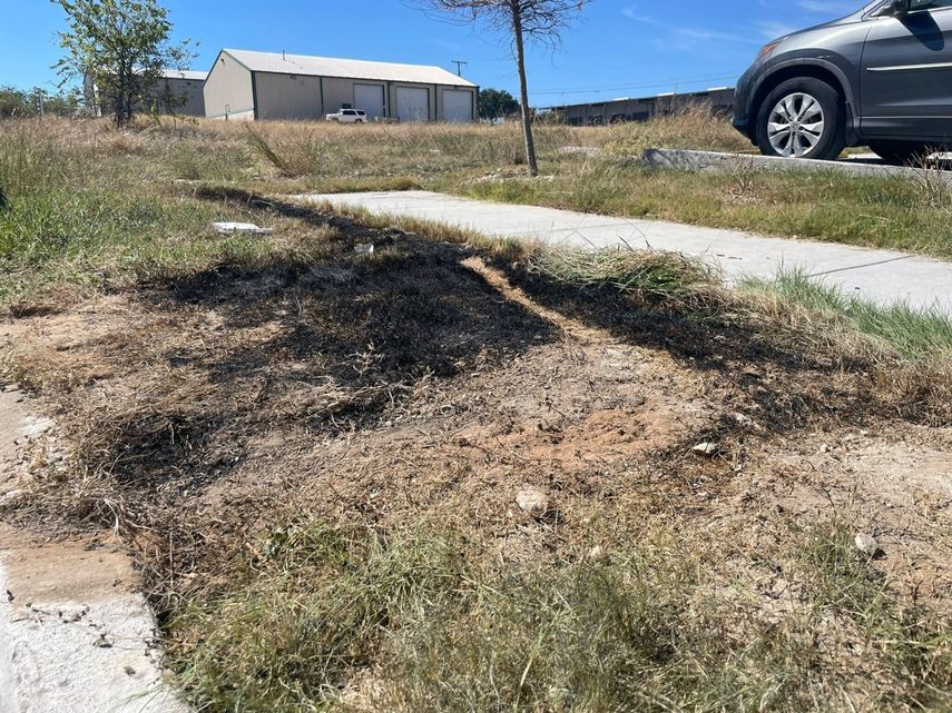 En esta imagen del 24 de septiembre de 2021 cortesía de Jason Allen y KTVT, se ve el sitio en el que se incendió un basurero con cuerpos desmembrados en su interior, en Fort Worth, Texas.