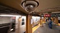 Una cámara de vigilancia en el techo de un andén del metro, el miércoles 7 de octubre de 2020, en el distrito de Brooklyn en Nueva York. 