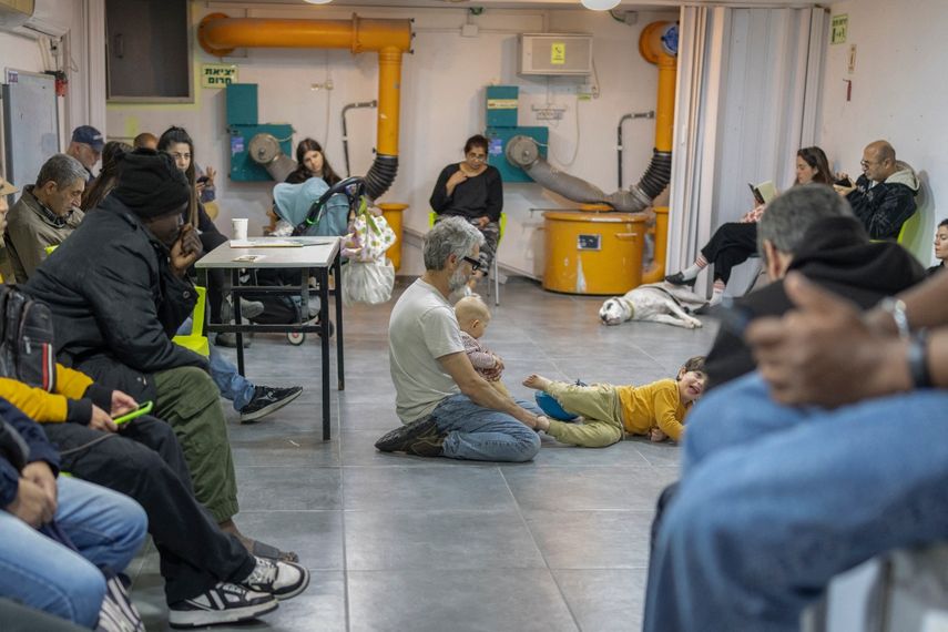 Bajo ataques de Irán, la población de Israel busca sobrevivir.