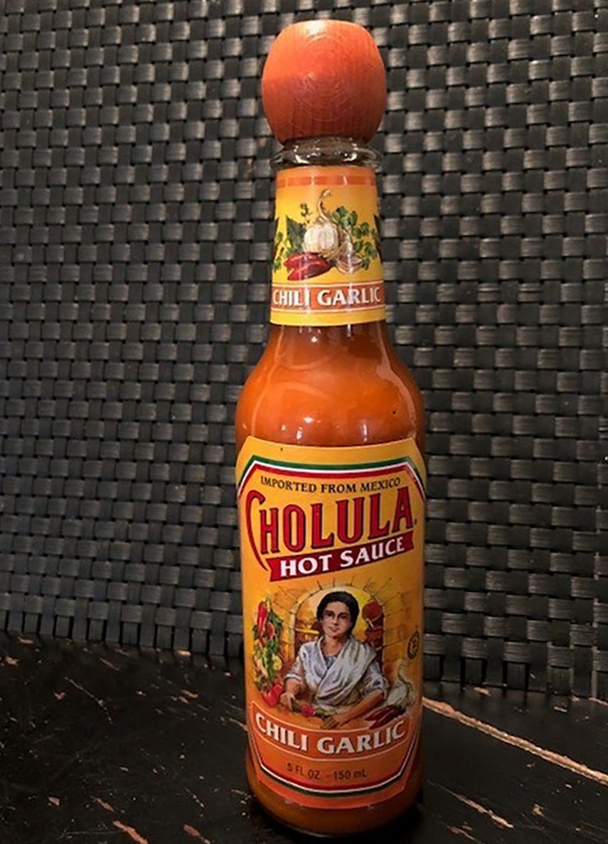 Un frasco de la salsa picante Cholula.&nbsp;