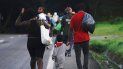 Migrantes caminan por la carretera en Huixtla, estado de Chiapas, México. Migrantes caminan por la carretera en Huixtla, estado de Chiapas, México.