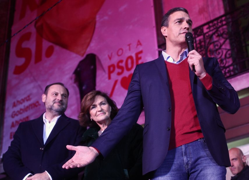 El ministro de Fomento en funciones, Jos&eacute; Luis &Aacute;balos; la vicepresidenta del Gobierno en funciones, Carmen Calvo y el Secretario general del PSOE y candidato a la presidencia del Gobierno, Pedro S&aacute;nchez durante su intervenci&oacute;n, celebra los resultados del partido durante la noche electoral del 10N en la sede del mismo en Madrid (Espa&ntilde;a), donde el Partido Socialista ha seguido los resultados del escrutinio, a 10 de noviembre de 2019.