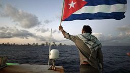 El barco camaronero Maguro atracó en La Habana tres días más tarde de lo previsto tras luchar contra fuertes vientos, corrientes y una batería defectuosa; otros dos barcos debían llegar después. El barco camaronero Maguro atracó en La Habana tres días más tarde de lo previsto tras luchar contra fuertes vientos, corrientes y una batería defectuosa; otros dos barcos debían llegar después.