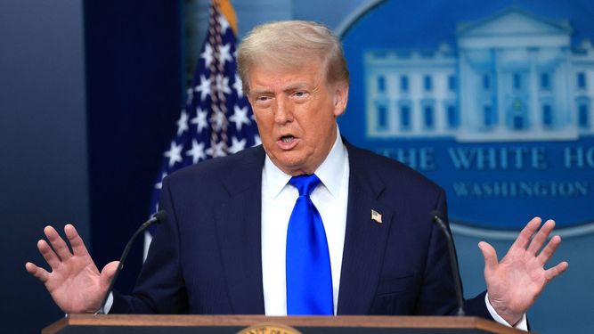El presidente de Estados Unidos Donald J. Trump en conferencia de prensa en la Casa Blanca tras la decisión de la Corte Suprema sobre los jueces que se empeñan en impedir la gestión del actual gobierno.