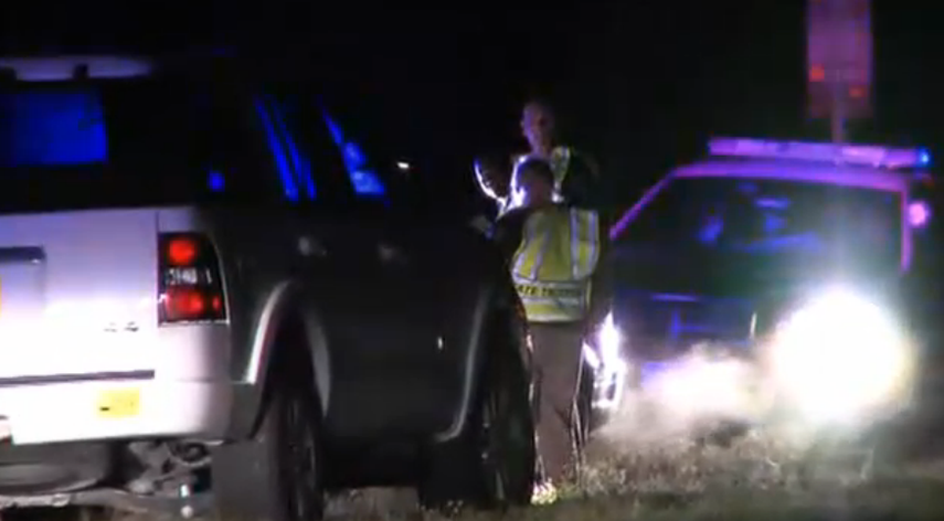 La camioneta se pasó una señal de alto en la US Highway 27 la madrugada del lunes y a continuación, el vehículo se cruzó de carril antes de estrellarse contra el fondo de un canal con agua