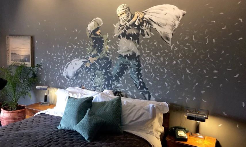 El Hotel Walled-Off ofrece habitaciones con vistas al famoso muro, una de las materializaciones más emblemáticas del conflicto entre israelíes y palestinos.&nbsp;