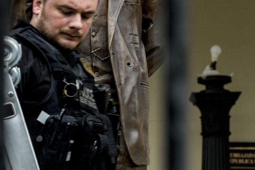 Una l&aacute;mpara rota y un agujero de bala en la estatua del h&eacute;roe cubano Jos&eacute; Mart&iacute; mientras un investigador del Servicio Secreto trabaja luego que la polic&iacute;a en Washington arrest&oacute; a un hombre que abri&oacute; fuego junto a la embajada de Cuba en la capital estadounidense el jueves, 30 de abril del 2020.&nbsp;