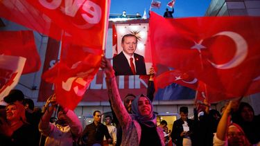 Simpatizantes del presidente de Turquía, Recep Tayyip Erdogan, celebran la victoria en el referendo. 