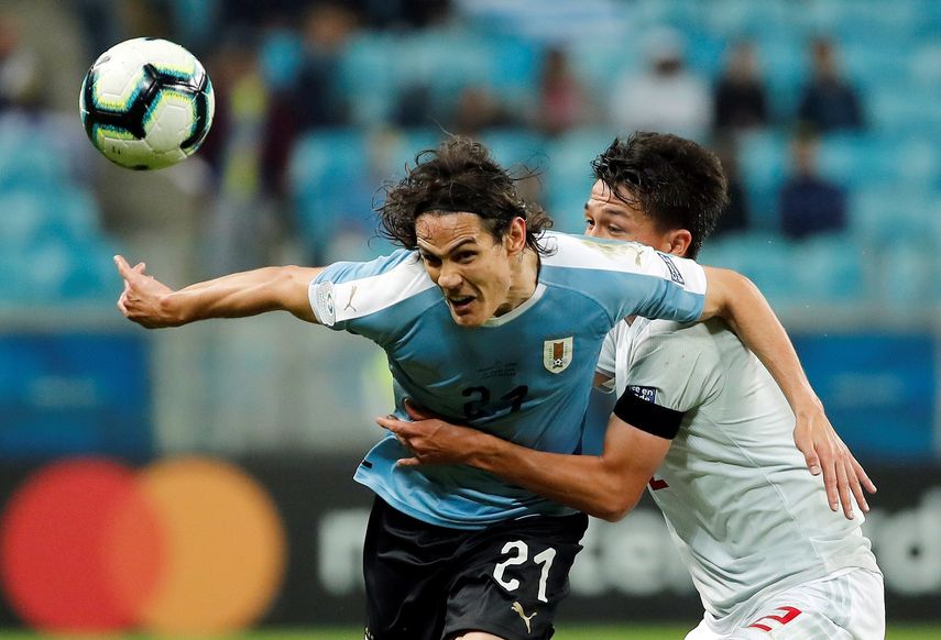 El jugador de Uruguay Edinson Cavani (i) disputa el balón con Daiki Sugioka de Japón, durante el partido Uruguay-Japón del Grupo C de la&nbsp;Copa América de Fútbol 2019, en el Estadio Arena do Grêmio de Porto Alegre.