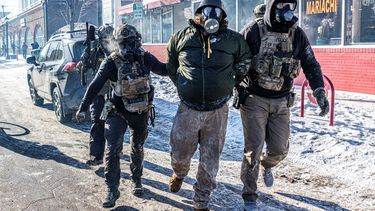 Agentes arrestan a un revoltoso de la izquierda radical en Minneápolis.