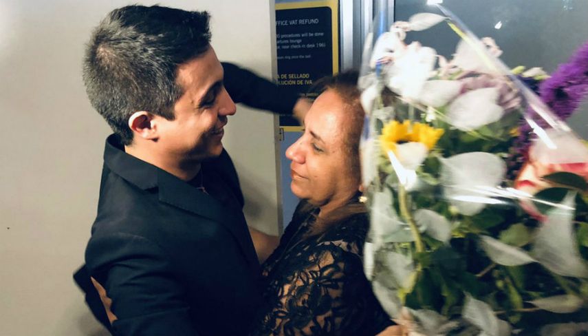 Lorent Saleh se encuentra con su madre, Yamile Saleh Rojas, en Madrid, España.
