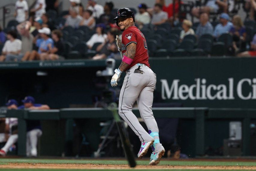 El dominicano Ketel Marte #4 de los Diamondbacks de Arizona celebra frente a su dugout tras conectar un jonrón de tres carreras durante la novena entrada contra los Rangers de Texas en el Globe Life Field el 13 de agosto de 2025 en Arlington, Texas.&nbsp;