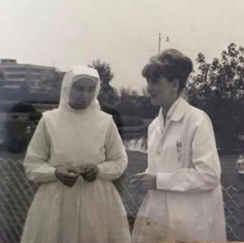 Dra. Elena G&oacute;mez de Restrepo atendiendo en misiones religiosas en Colombia.